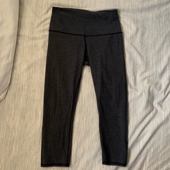 lululemon athletica Pants - Lululemon gray crop, size 6/8 EUC